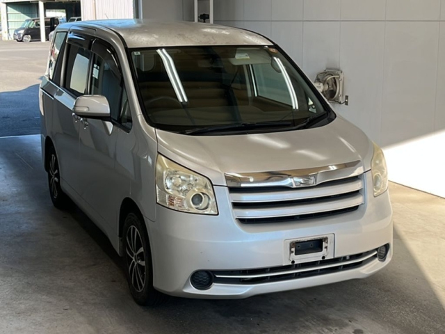 TOYOTA NOAH 2010