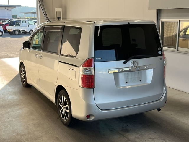 TOYOTA NOAH 2010