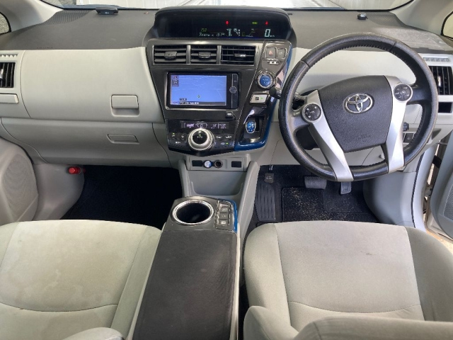 TOYOTA PRIUS ALPHA 2013