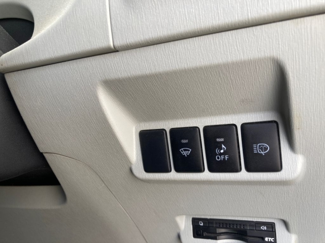 TOYOTA PRIUS ALPHA 2013