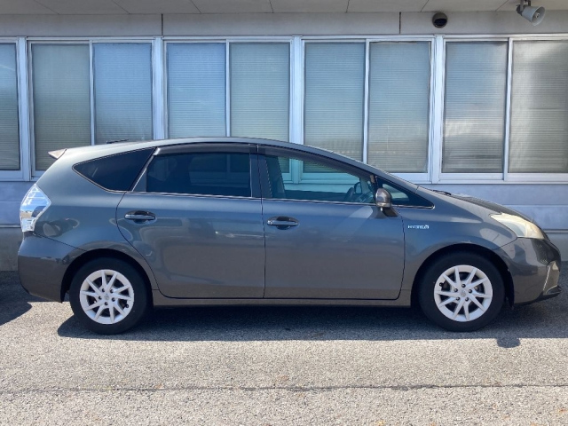 TOYOTA PRIUS ALPHA 2011