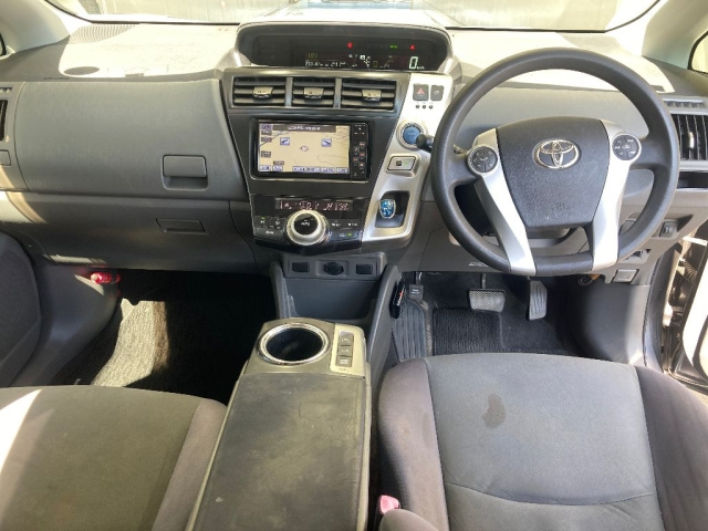 TOYOTA PRIUS ALPHA 2011