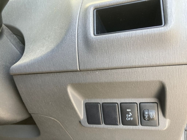 TOYOTA PRIUS ALPHA 2011