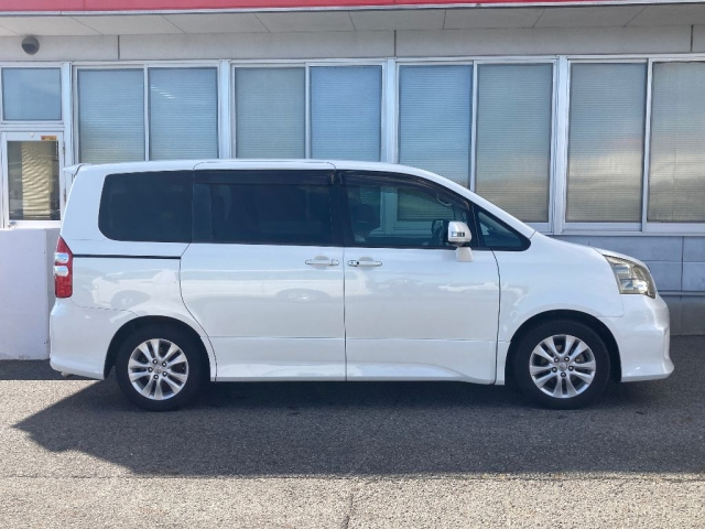 TOYOTA NOAH 2010