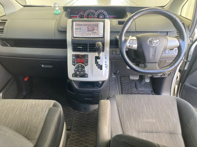 TOYOTA NOAH 2010