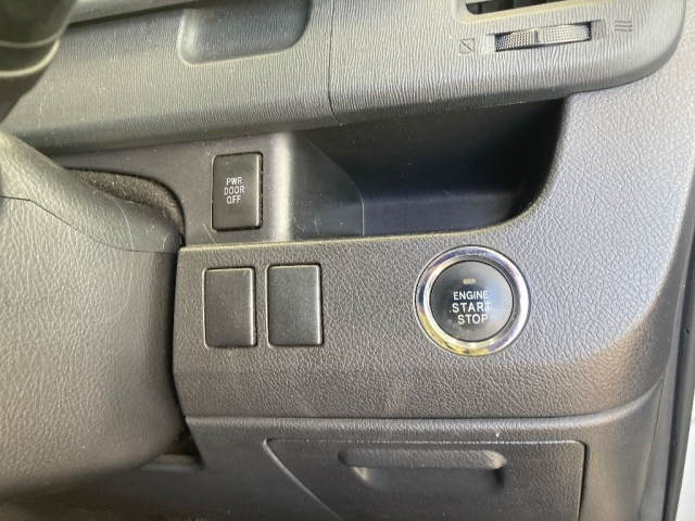 TOYOTA NOAH 2010