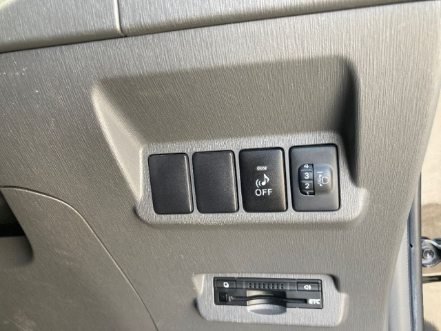 TOYOTA PRIUS ALPHA 2012