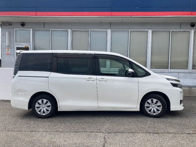 TOYOTA VOXY 2014