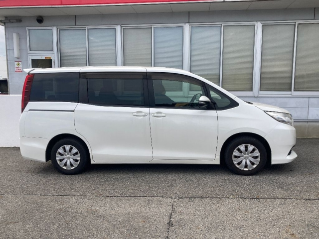 TOYOTA NOAH 2015