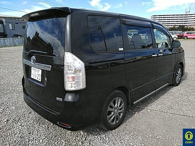 TOYOTA VOXY 2011