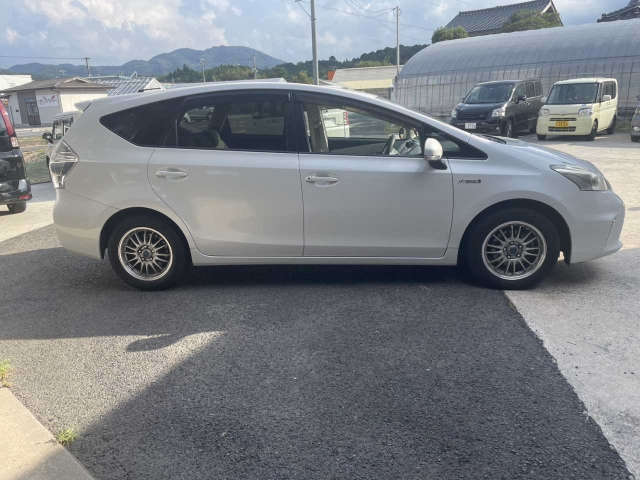 TOYOTA PRIUS ALPHA 2013