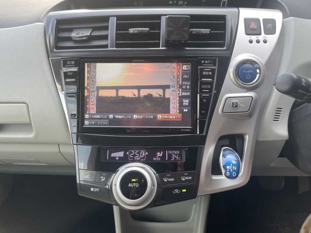 TOYOTA PRIUS ALPHA 2013