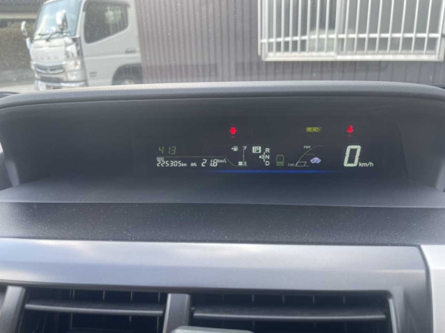 TOYOTA PRIUS ALPHA 2013