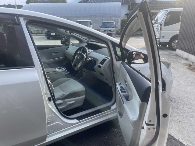 TOYOTA PRIUS ALPHA 2013