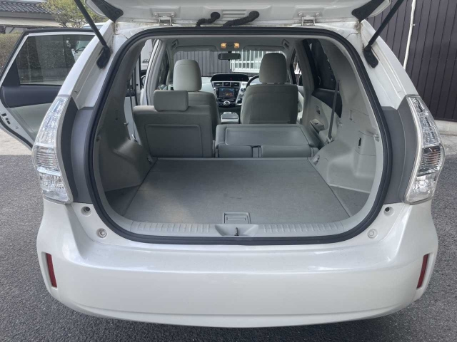 TOYOTA PRIUS ALPHA 2013