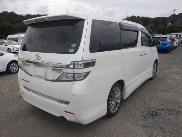 TOYOTA VELLFIRE 2013