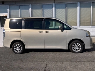 TOYOTA VOXY 2010