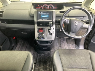 TOYOTA VOXY 2013
