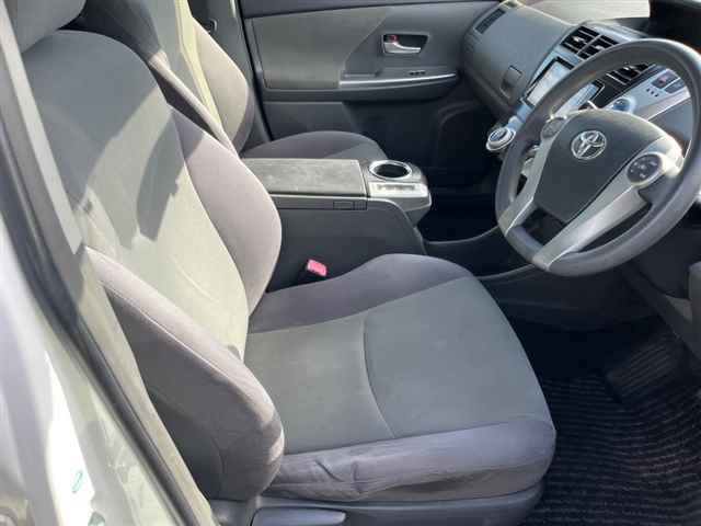 TOYOTA PRIUS ALPHA 2013