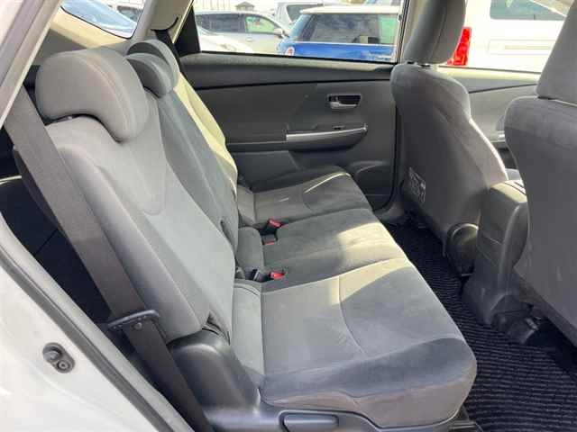 TOYOTA PRIUS ALPHA 2013