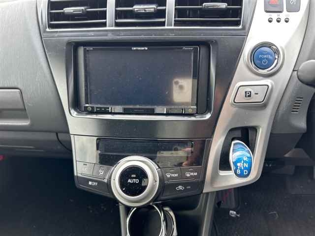 TOYOTA PRIUS ALPHA 2011