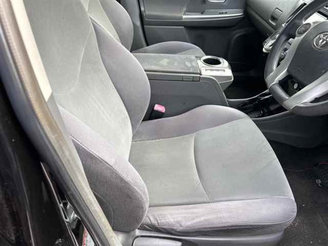 TOYOTA PRIUS ALPHA 2011