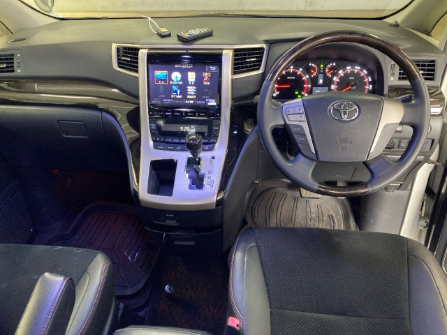 TOYOTA VELLFIRE 2013