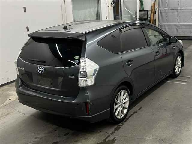 TOYOTA PRIUS ALPHA 2013