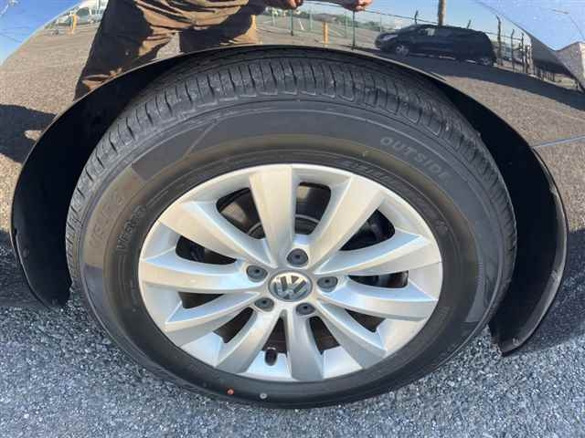 VOLKSWAGEN THE BEETLE 2012