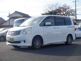 TOYOTA NOAH 2010