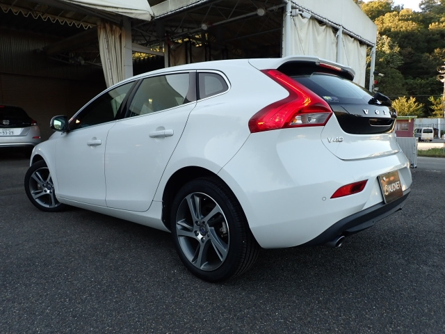 VOLVO V40 2016