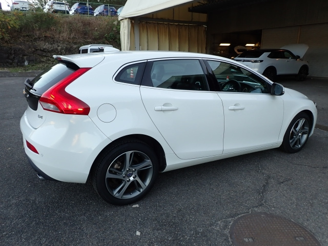 VOLVO V40 2016