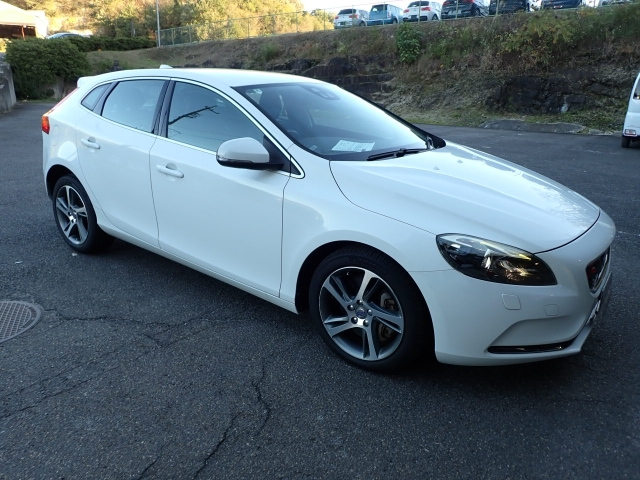 VOLVO V40 2016
