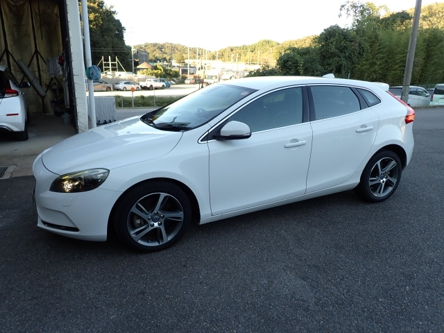 VOLVO V40 2016