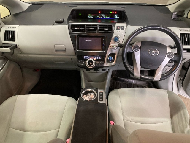 TOYOTA PRIUS ALPHA 2013