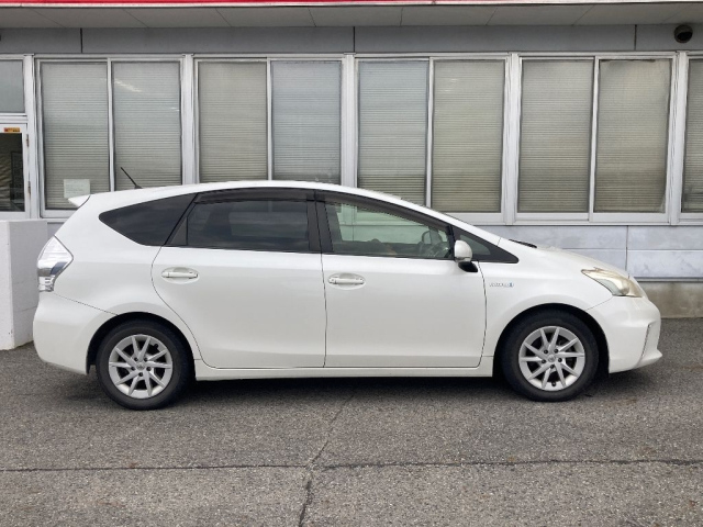 TOYOTA PRIUS ALPHA 2013