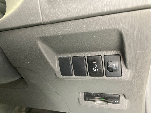 TOYOTA PRIUS ALPHA 2013