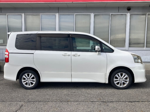 TOYOTA NOAH 2010