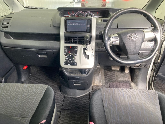 TOYOTA NOAH 2010