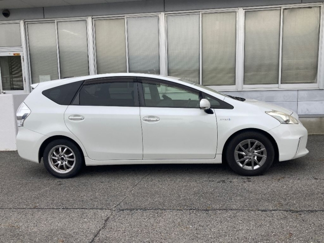 TOYOTA PRIUS ALPHA 2014