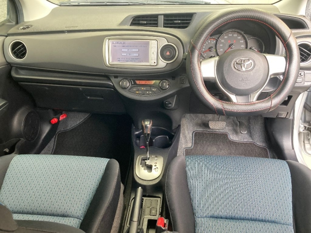 TOYOTA VITZ 2011