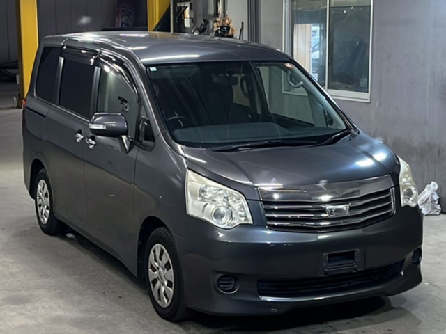 TOYOTA NOAH 2013