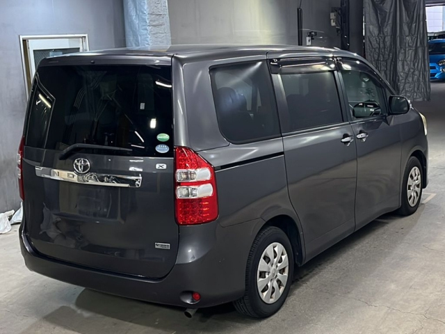TOYOTA NOAH 2013