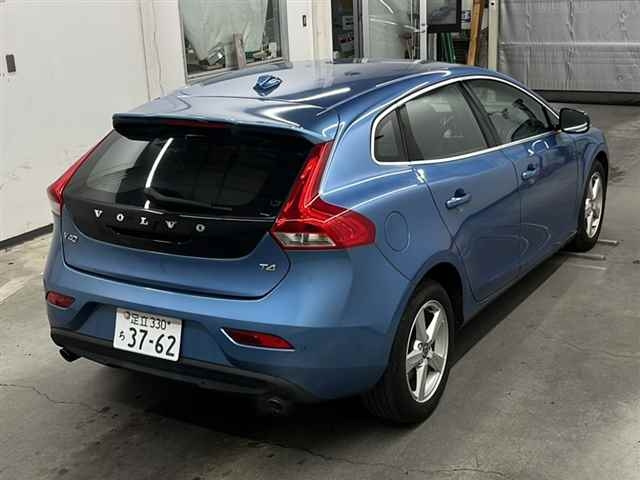 VOLVO V40 2015