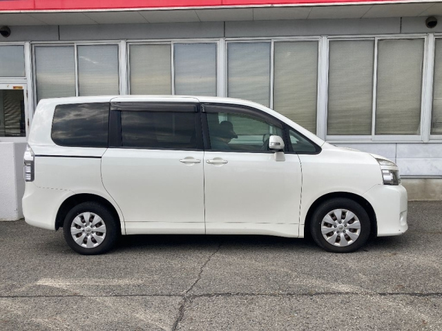 TOYOTA VOXY 2011