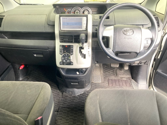 TOYOTA VOXY 2011