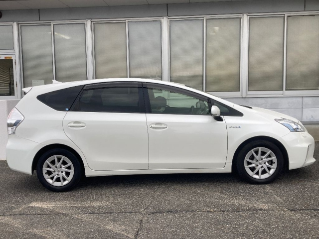 TOYOTA PRIUS ALPHA 2012