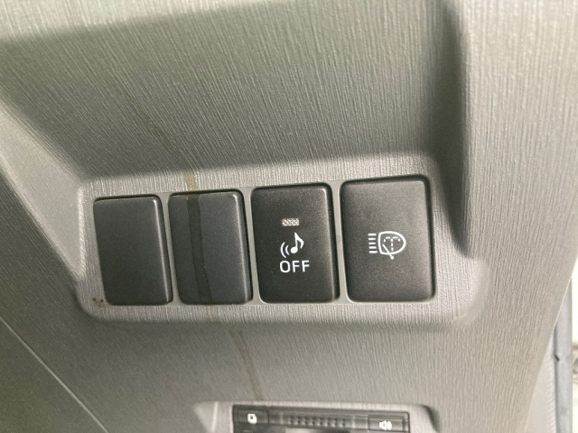 TOYOTA PRIUS ALPHA 2012