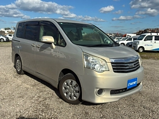 TOYOTA NOAH 2010