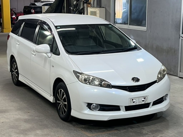 TOYOTA WISH 2011